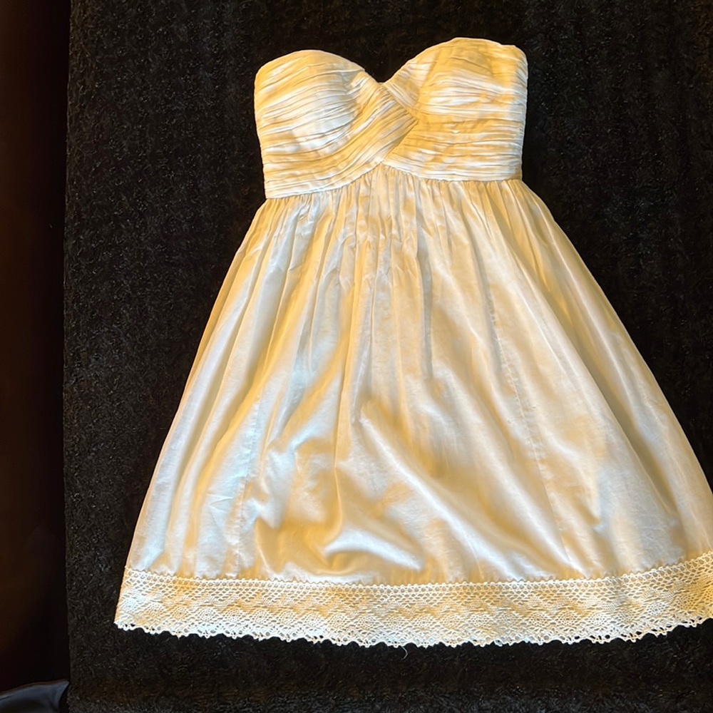 Donna Morgan strapless white dress. Size 6. Crochet-like hem. Ruched sweetheart